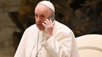 20230518 Imagen de archivo del Papa Francisco hablando por teléfono.