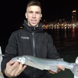 El morro del Club de Pesca Mar del Plata es para socios, pero es una referencia para señalar el buen pique en "La Feliz".