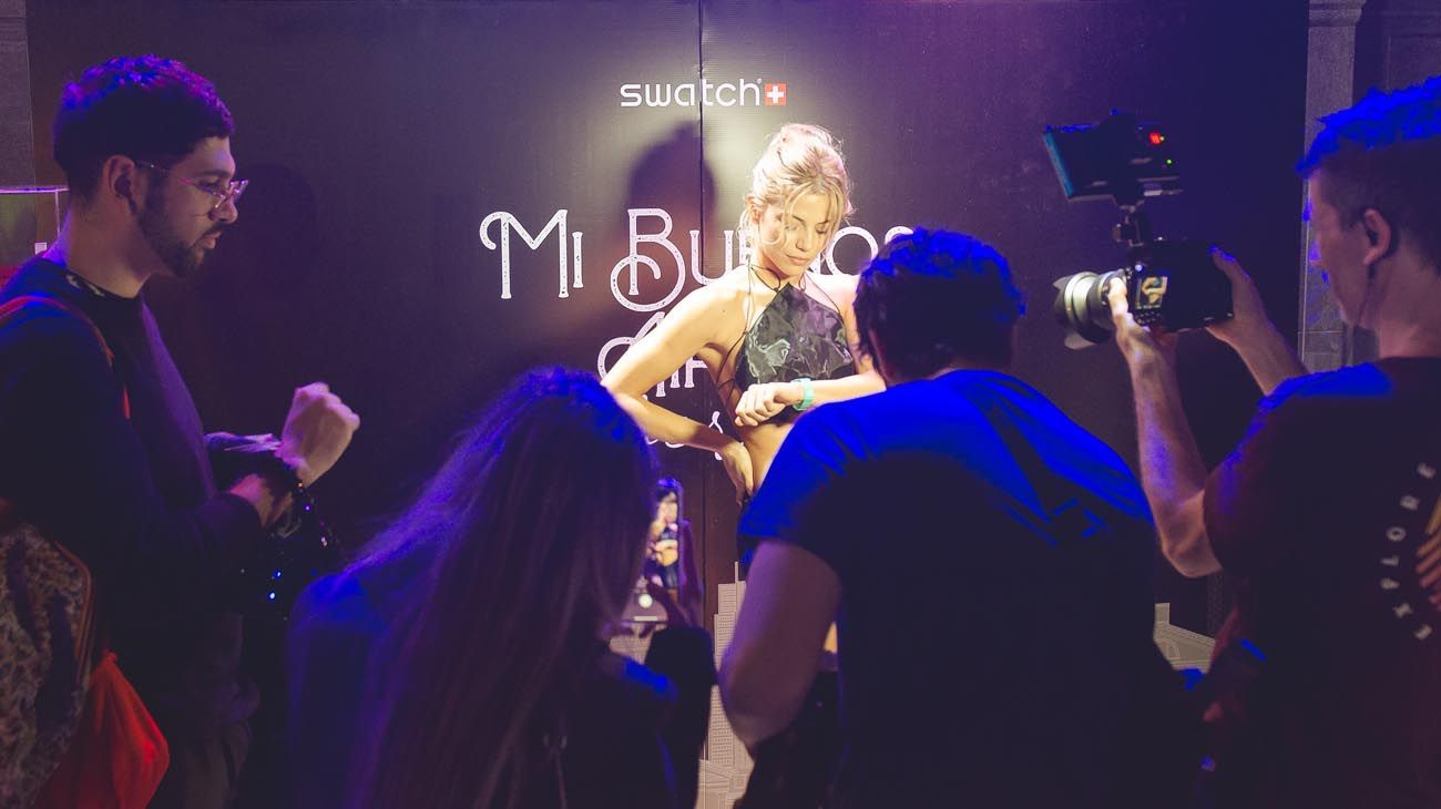 Justina Bustos, luciendo frente a los fotógrafos el nuevo modelo de Swatch