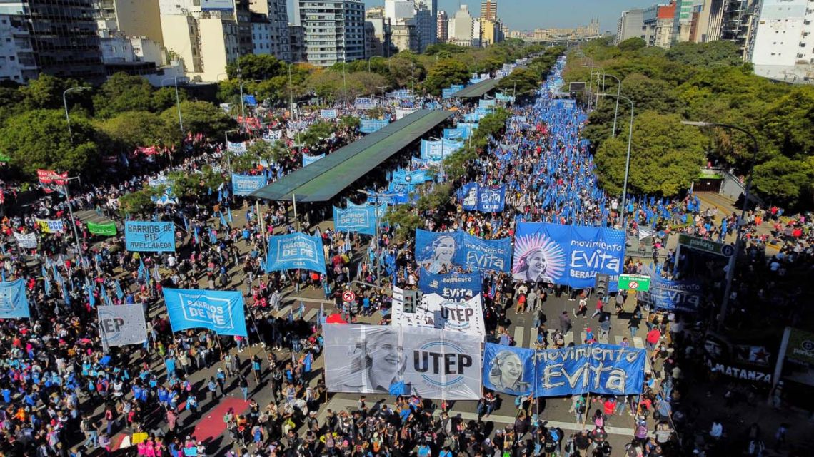 Aerial view of members of social organisations protesting against the agreement with the IMF and the reduction of social plans on Avenida 9 de Julio in front of the Social Development Ministry building in Buenos Aires on May 18, 2023.