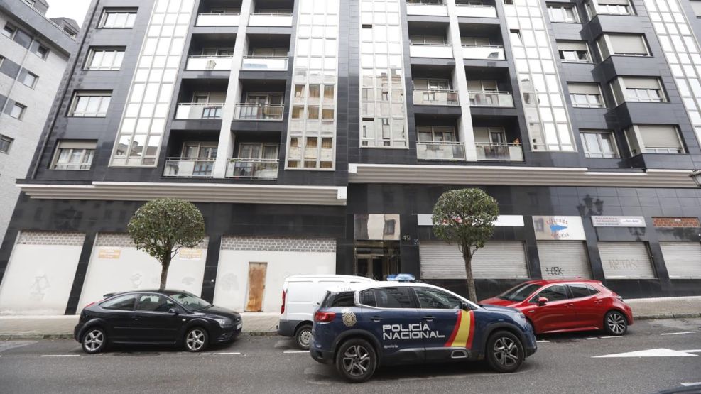 Dos chiquitas se tiraron de un edificio y murieron en Oviedo, España