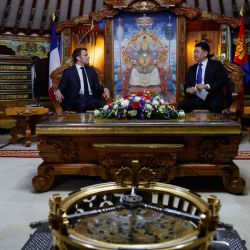El presidente de Mongolia, Ukhnaagiin Khürelsükh habla con el presidente de Francia, Emmanuel Macron, dentro de una yurta tradicional durante una reunión en el Palacio de Gobierno en Ulán Bator. | Foto:LUDOVIC MARIN / AFP