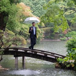 El primer ministro británico Rishi Sunak visita el Jardín Shukkeien antes de asistir a la Cumbre de Líderes del G7 en Hiroshima. | Foto:Stefan Rousseau / POOL / AFP