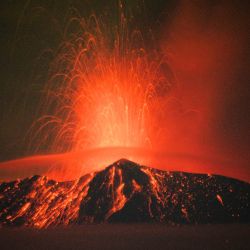 Materiales incandescentes, ceniza y humo son arrojados por el volcán Popocatépetl en San Nicolás de los Ranchos, estado de Puebla, México. | Foto:Osvaldo Cantero / AFP