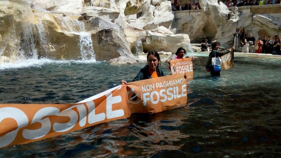 La Fontana Di Trevi tuvo un espectáculo extra para turistas, con una protesta de ecologistas.
