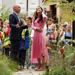 La Princesa de Gales, Catalina de Inglaterra en una visita a los jardines el día de la prensa previa a la RHS Chelsea Flower Show de 2023, en Londres. | Foto:Jordan Pettitt / POOL / AFP