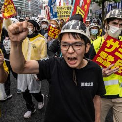 Manifestantes contra el G7 marchan por una calle de Hiroshima, mientras los líderes mundiales se reúnen durante la Cumbre del G7. | Foto:YUICHI YAMAZAKI / AFP