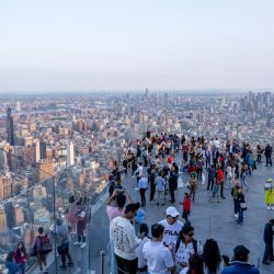 Visitantes en la cubierta de Edge NYC durante "Sky's The Limit" Celebrando la vida y el legado de The Notorious BIG en The Edge en Hudson Yards en la ciudad de Nueva York. | Foto:Roy Rochlin/Getty Images/AFP