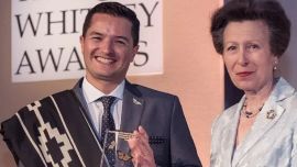 El científico argentino con su histórico premio internacional.