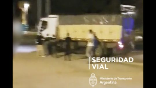 Conductor suspendido por chocar el frente de un boliche con su camión