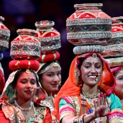 Artistas interpretan danzas culturales en un acto de bienvenida al primer ministro de la India, Narendra Modi, en el Qudos Arena de Sídney, Australia. | Foto:DAVID GRAY / AFP