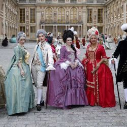 Asistentes disfrazados posan en el patio de Honor antes de participar en la velada de disfraces "Fetes Galantes" en el Castillo de Versalles, a las afueras de París. | Foto:LUDOVIC MARIN / AFP