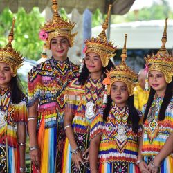 Bailarines tailandeses de Manora posan para una foto durante un evento cultural en la ciudad de Narathiwat, sur de Tailandia. | Foto:MADAREE TOHLALA / AFP