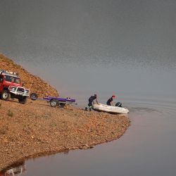 Bomberos portugueses lanzan una lancha durante una nueva operación de búsqueda en el marco de la investigación sobre la desaparición de Madeleine McCann en la presa de Arade, en Silves, cerca de Praia da Luz. | Foto:FILIPE AMORIM / AFP