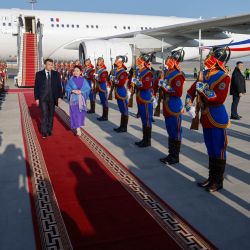 El ministro de Asuntos Exteriores de Mongolia, Battsetseg Batmunkh recibe al presidente de Francia, Emmanuel Macron, a su llegada al aeropuerto internacional de Chinggis Khaan, en Ulán Bator. | Foto:Ludovic Marin / AFP