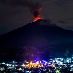 El volcán Popocatépetl arroja ceniza y humo desde la comunidad de Santiago Xalitzintla, estado de Puebla, México. | Foto:ERIK GOMEZ TOCHIMANI / AFP