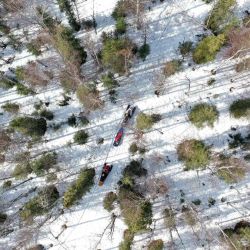 En una vista aérea, la Dra. Kelly Gleason y la estudiante de máster Sage Ebel, investigadoras de SnowEx de la NASA, transportan equipos científicos en motos de nieve de camino a realizar mediciones del albedo (reflectividad) de la nieve en una sección de bosque boreal durante la estación de deshielo cerca de Fairbanks, Alaska. | Foto:Mario Tama/Getty Images/AFP