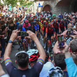 Espectadores animan mientras el pelotón de ciclistas pedalea en la subida de Bérgamo Alta durante la decimoquinta etapa del Giro de Italia 2023, 195 km entre Seregno y Bérgamo. | Foto:Luca Bettini / AFP