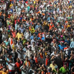Esta fotografía muestra a la gente reunida en una carretera para presenciar un mitin político en Bengaluru, India. | Foto:Manjunath Kiran / AFP