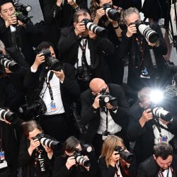 Fotógrafos tomando imágenes en la alfombra roja durante la proyección de la película "Firebrand" durante la 76ª edición del Festival de Cine de Cannes en Cannes, sur de Francia | Foto:LOIC VENANCE / AFP