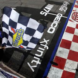 Kyle Larson, piloto del Chevrolet #5 de HendrickCars.com, toma la bandera a cuadros para ganar la Carrera de Estrellas de la NASCAR Cup Series en North Wilkesboro Speedway, Carolina del Norte. | Foto:Sean Gardner/Getty Images/AFP