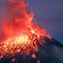 Materiales incandescentes, ceniza y humo son arrojados por el volcán Popocatépetl visto desde la comunidad de Santiago Xalitzintla, estado de Puebla, México. | Foto:ERIK GOMEZ TOCHIMANI / AFP