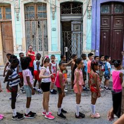 Niños hacen ejercicio en una calle de La Habana, Cuba. | Foto:YAMIL LAGE / AFP