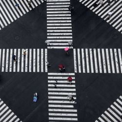 Peatones cruzan un cruce bajo la lluvia en el distrito de Ginza, en Tokio, Japón. | Foto:Richard A. Brooks / AFP