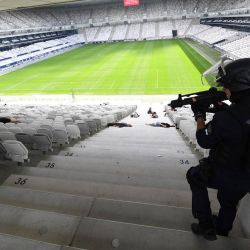 Un policía antidisturbios del CRS participa en un ejercicio de protección civil en el estadio Matmut Atlantique de Burdeos. El estadio, con capacidad para 42.000 espectadores, albergará grandes conciertos, algunos partidos de la Copa del Mundo de Rugby y los Juegos Olímpicos de 2024. | Foto:MEHDI FEDOUACH / AFP