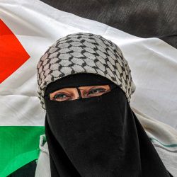 Una mujer palestina asiste a una concentración en Jan Yunis, en el sur de la Franja de Gaza, con motivo del 75 aniversario de la "Nakba" o "catástrofe" que asocian con la creación de Israel. | Foto:SAID KHATIB / AFP