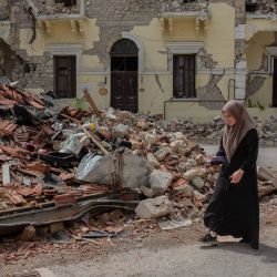 Unas mujeres caminan junto a las ruinas de unos edificios en Hatay, una de las ciudades más afectadas por los devastadores terremotos que asolaron el sur de Turquía a principios de año. | Foto:CAN EROK / AFP
