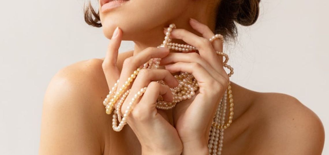 Perlas en las uñas: la original manicura que será tendencia