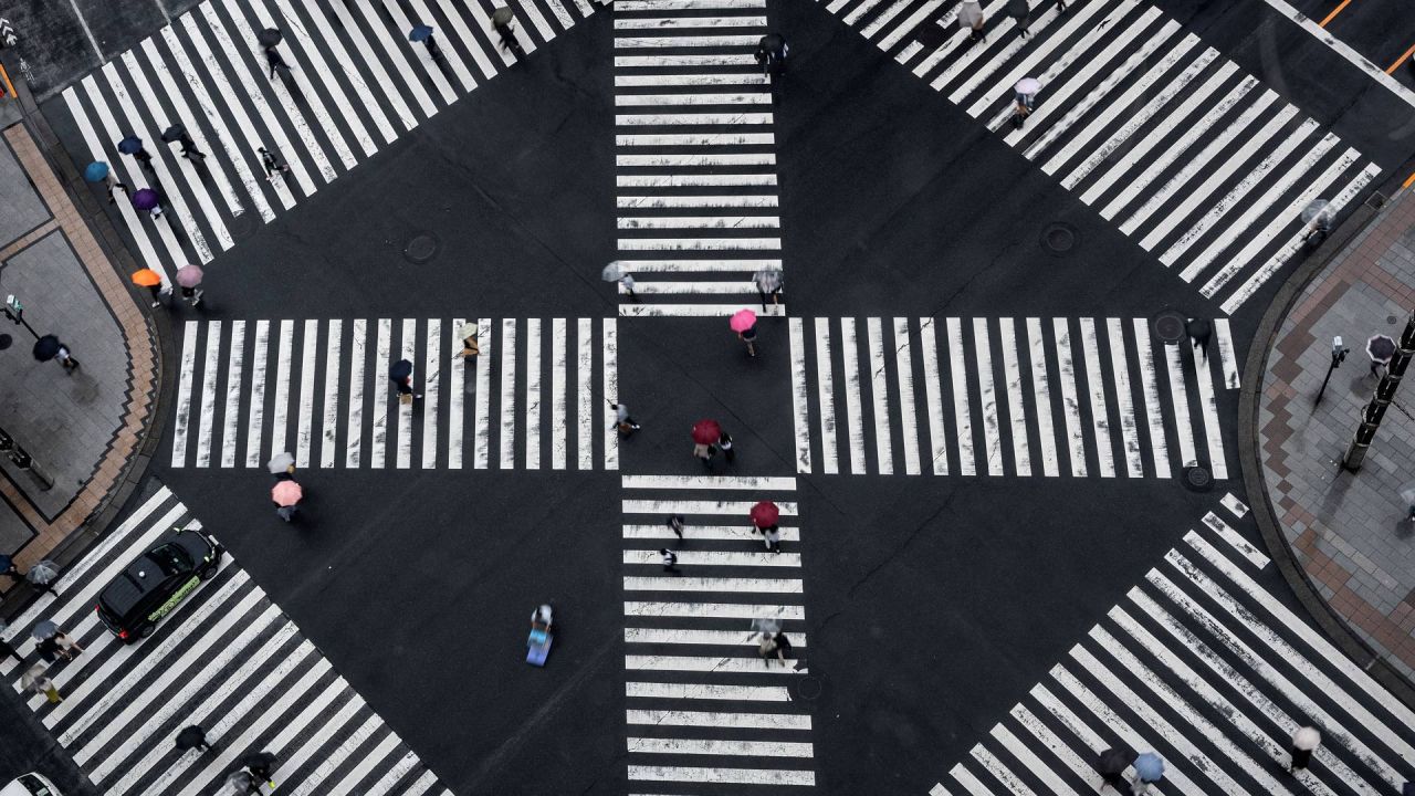 Peatones cruzan un cruce bajo la lluvia en el distrito de Ginza, en Tokio, Japón. | Foto:Richard A. Brooks / AFP