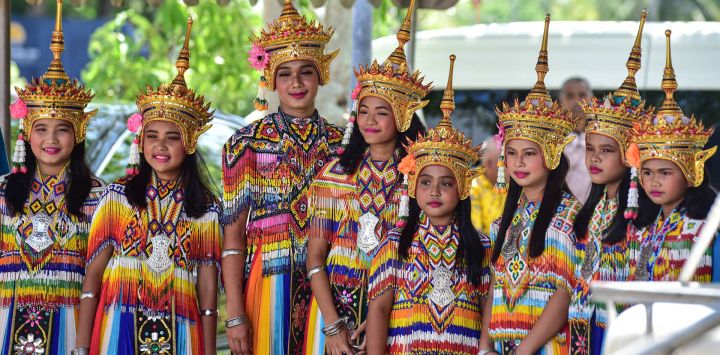 Bailarines tailandeses de Manora posan para una foto durante un evento cultural en la ciudad de Narathiwat, sur de Tailandia.
