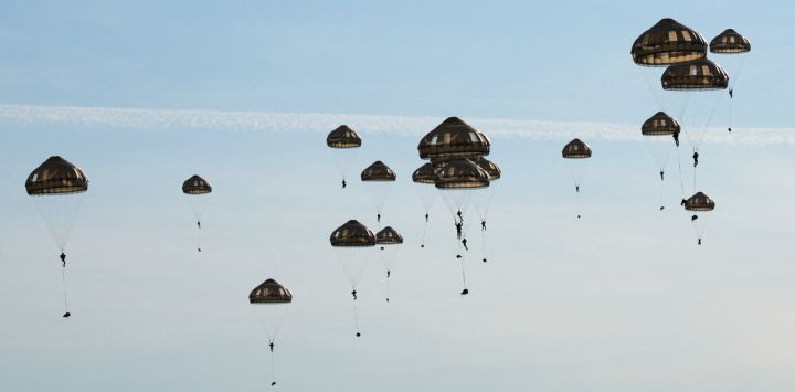 Marines franceses del 8º Regimiento de Infantería Paracaidista saltan en paracaídas durante las maniobras Spring Storm de la OTAN en Viitna, Estonia.