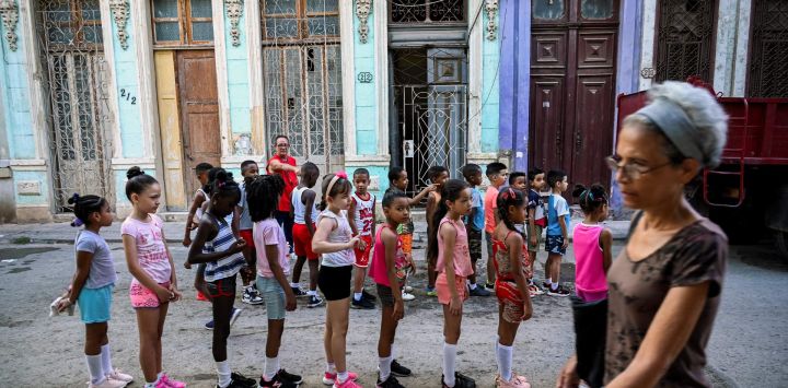 Niños hacen ejercicio en una calle de La Habana, Cuba.