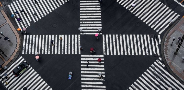 Peatones cruzan un cruce bajo la lluvia en el distrito de Ginza, en Tokio, Japón.