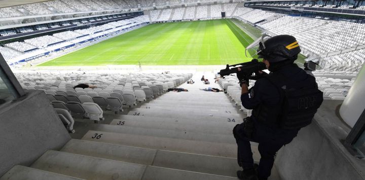 Un policía antidisturbios del CRS participa en un ejercicio de protección civil en el estadio Matmut Atlantique de Burdeos. El estadio, con capacidad para 42.000 espectadores, albergará grandes conciertos, algunos partidos de la Copa del Mundo de Rugby y los Juegos Olímpicos de 2024.