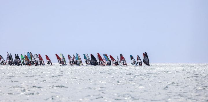 Unos 1.200 windsurfistas toman la salida de la 21ª edición de la Defi Wind en el mar Mediterráneo, frente a la costa de Gruissan, en el sur de Francia.
