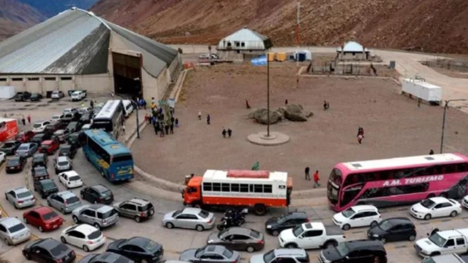 Extranjeros cruzan la frontera para hacer compras.
