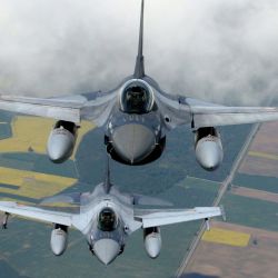 Cazas militares F-16 de la Fuerza Aérea Rumana participan en la Misión de Vigilancia Aérea del Báltico de la OTAN en el espacio aéreo lituano cerca de Siauliai. | Foto:PETRAS MALUKAS / AFP
