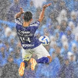 El centrocampista de Millonarios David Silva controla el balón durante el partido de fútbol de vuelta de la fase de grupos de la Copa Sudamericana entre Millonarios de Colombia y Peñarol de Uruguay en el estadio Nemesio Camacho "El Campín" de Bogotá, Colombia. | Foto:JUAN BARRETO / AFP
