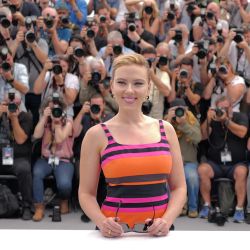 La actriz estadounidense Scarlett Johansson posa durante un photocall para la película "Asteroid City" en la 76 edición del Festival de Cine de Cannes en Cannes, sur de Francia. | Foto:VALERY HACHE / AFP