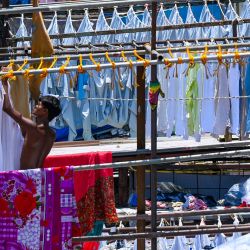 Un lavandero cuelga ropa en Dhobi Ghat, una lavandería al aire libre donde se limpia ropa y sábanas, en Bombay, India. | Foto:INDRANIL MUKHERJEE / AFP