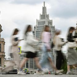 Varias personas caminan por una calle del centro de Moscú, Rusia. | Foto:ALEXANDER NEMENOV / AFP