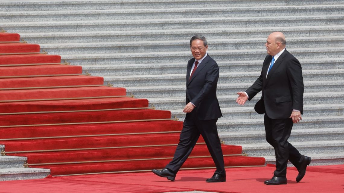 Russian Prime Minister Mikhail Mishustin and Chinese Premier Li Qiang attend a welcome ceremony in Beijing on May 24, 2023. 