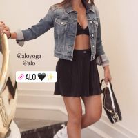 Antonela Roccuzzo impactó con un conjunto con una falda de tennis y campera de jean