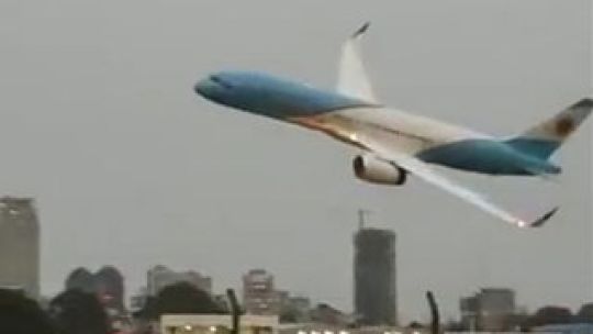 Luego de su pasada, el avión presidencial gira a la derecha, como había acordado con la Torre de Control.