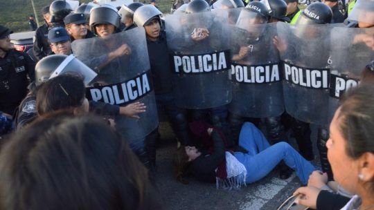 Salta: incidentes y 19 detenidos por una protesta salarial de docentes