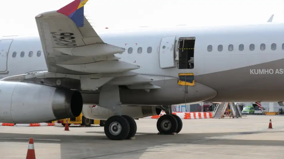 20230526-un-pasajero-abrio-la-puerta-de-un-avion-en-pleno-vuelo-1575944